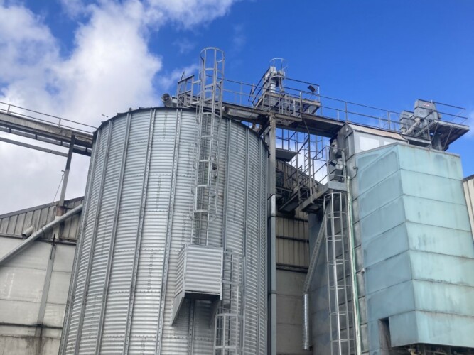 Instalaciones del secadero de maíz de Cereales Raúl Crespo
